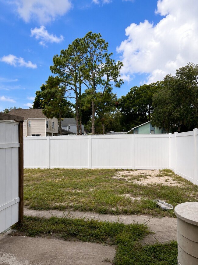 Building Photo - 7601 Willow Park Dr