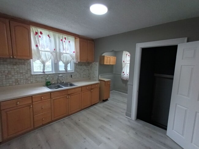 Building Photo - 4 bedroom 2 bath brick colonial NOW AVAILA...