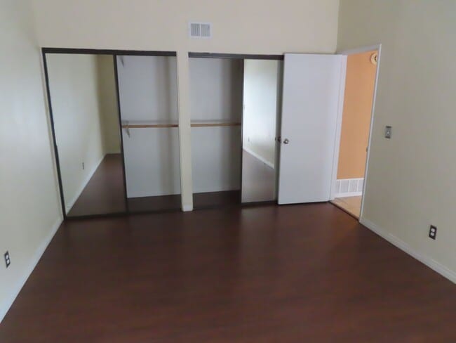 Building Photo - Three Bedroom Townhome with Two-Car Garage