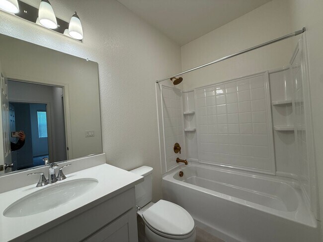 Building Photo - 3 bedroom, 2 bathroom home located in the vibrant community of Madera, CA