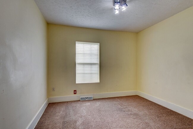Building Photo - Charming and Spacious Home!