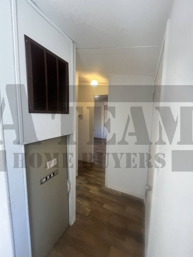 Building Photo - Cozy 2-bedroom, 1.5-bathroom home