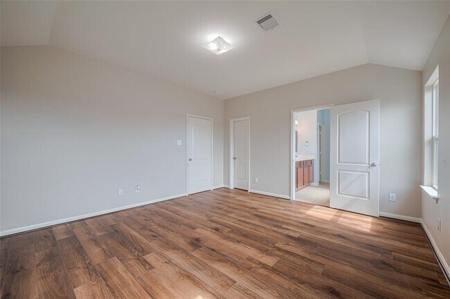 Building Photo - 5123 Oak Briar Ln