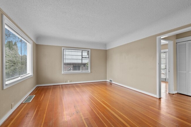 Building Photo - 3bd/1.75ba Seattle Home