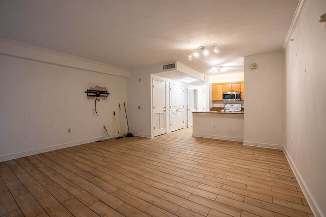 Building Photo - Cozy Studio Condo in Penn Quarter!