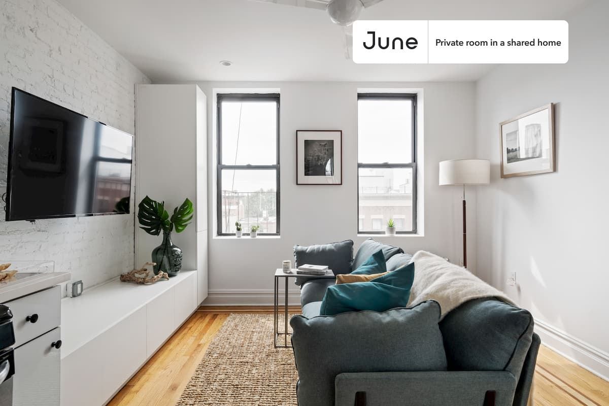 Building Photo - Cozy Private ROOM in Greenpoint