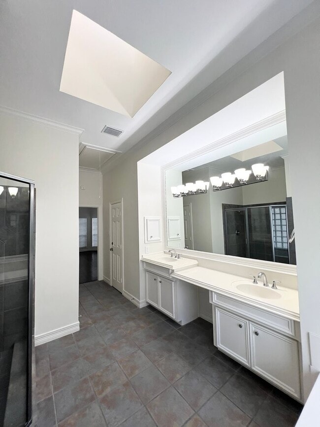 Building Photo - Stunning 4/3/2 Townhome in the Museum District !!!