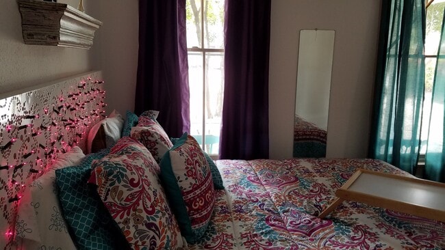 Building Photo - 2223 E Commerce St