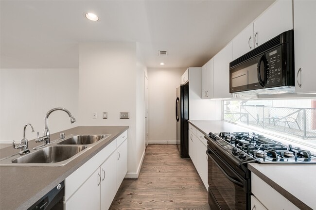 Building Photo - 807 Robin St