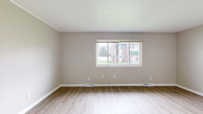Building Photo - 3 Bedroom/1 bathroom renovated townhouse.