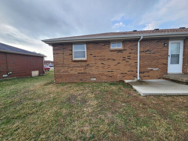 Building Photo - 145 Tandy Dr