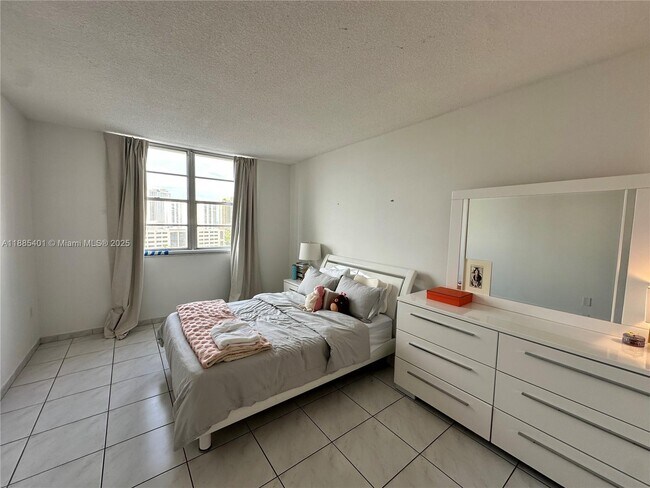 Building Photo - 300 Bayview Dr