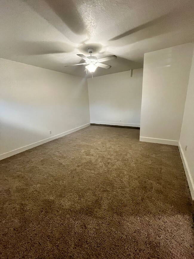 Building Photo - 4 Bedroom 2 Bath Near Lackland AFB **Conve...