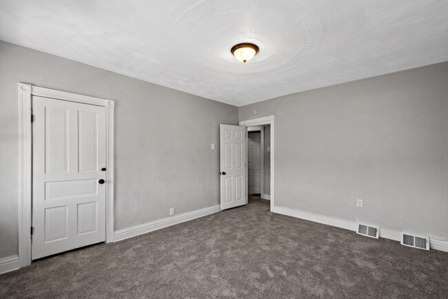 Building Photo - Cozy 2 bedroom home in Myer Park available...