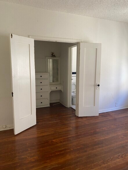 Building Photo - 545 S Hobart Blvd