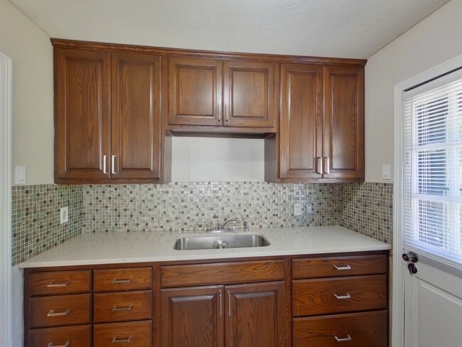 Building Photo - 1027 N Old Manor Rd