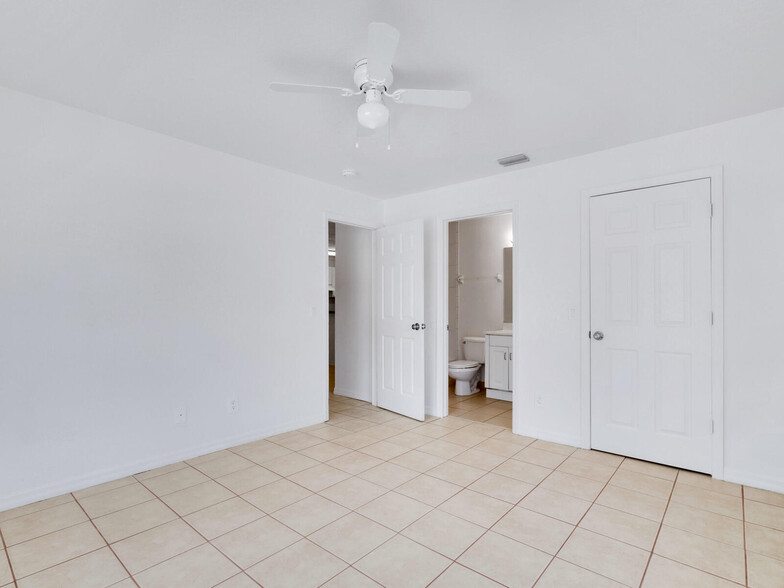 Master bedroom, with bath & walk in closet - 4834 Old Bradenton Rd