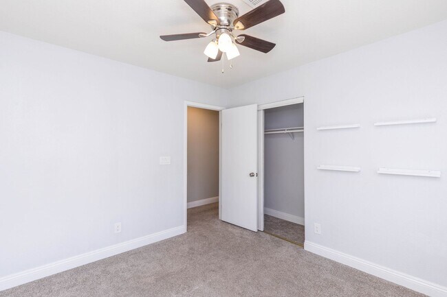 Building Photo - Lovely Home in The Lakes!