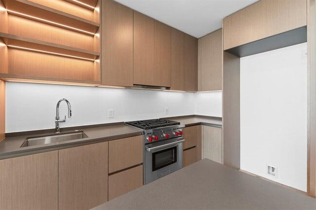 Building Photo - 610 Davis St