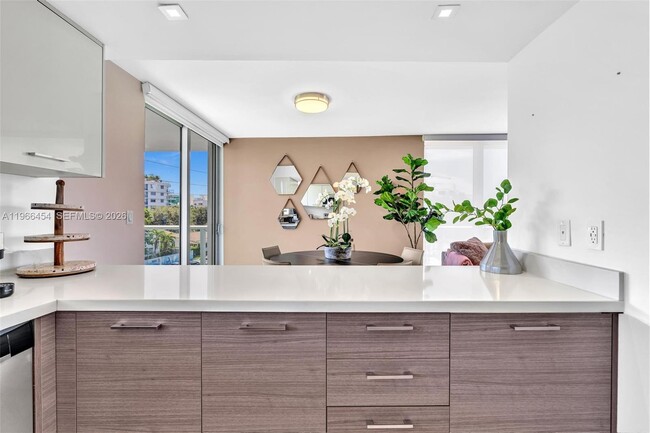 Building Photo - 9901 E Bay Harbor Dr