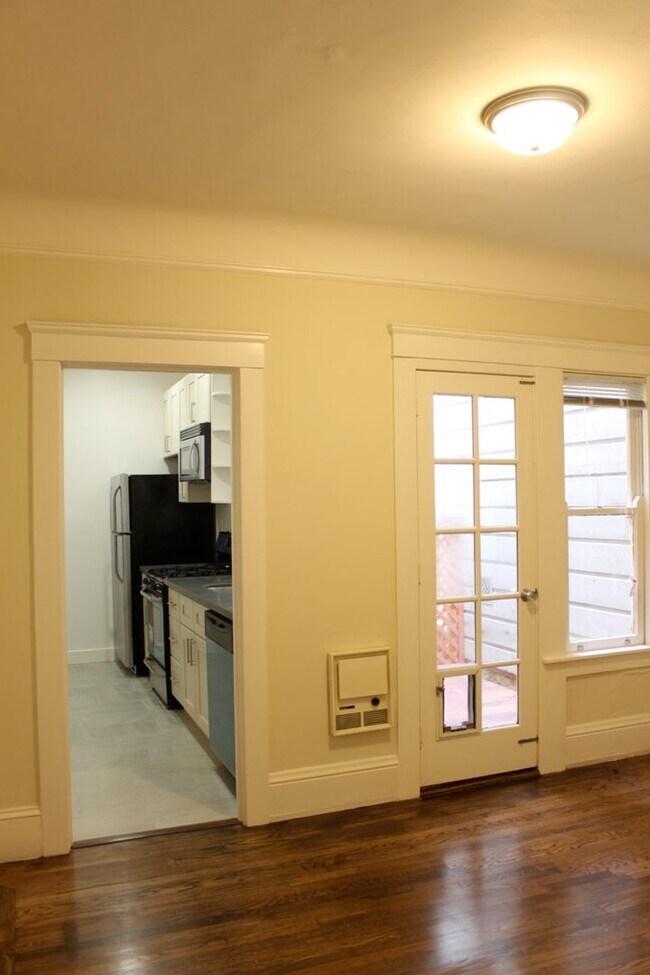 Building Photo - 2BR. Private Patio! Parking! DISHWASHER! On-Site LAUNDRY! HARDWOOD!