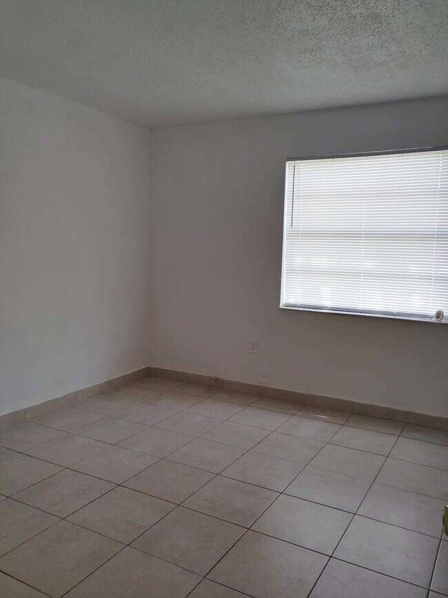 Building Photo - 407 Executive Center Dr
