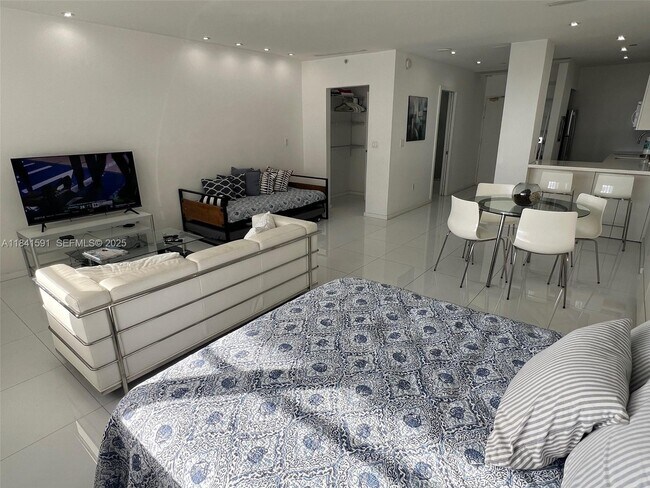 Building Photo - 100 Lincoln Rd