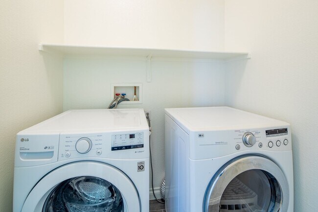 Building Photo - A MUST SEE 3BD/2.5BA SINGLE FAMILY HOME!