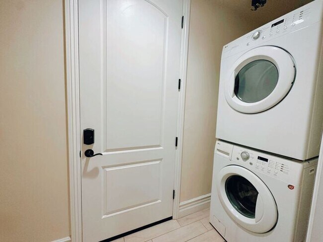 Building Photo - Palatial 6 Bed in Olde Carlsbad with Ocean Views and Roof Top deck, 1 mile to the Beach!!