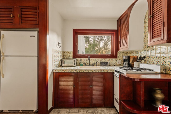 Building Photo - 2002 N Las Palmas Ave