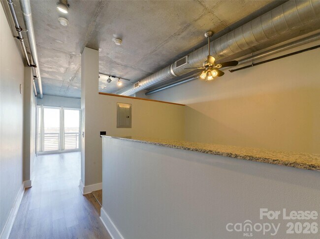 Building Photo - 505 E 6th St