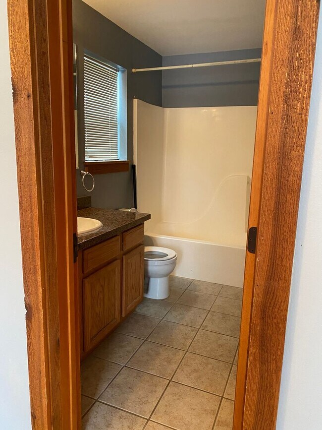 Building Photo - Beautiful 3BR, 2Bathroom Condo Located in ...