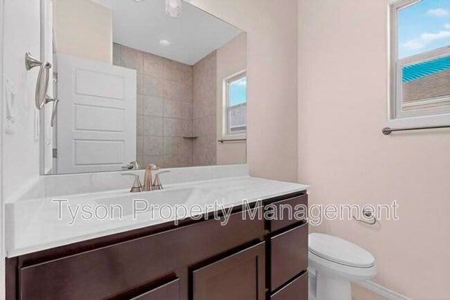 Building Photo - 247 Needle Ave SW