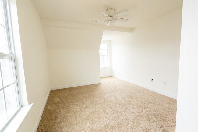 Building Photo - 956 Iron Bridge Dr