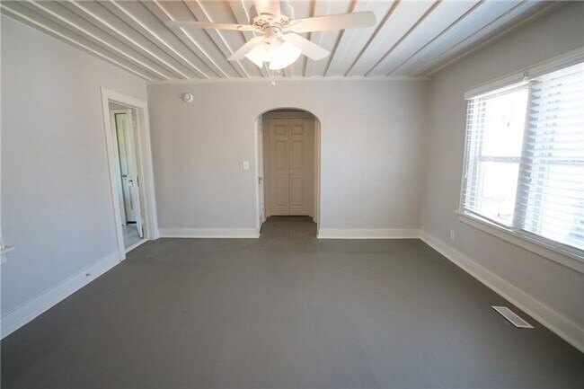 Building Photo - Home in Crestwood + Near Plaza + 3 bedrooms + 2 bathrooms