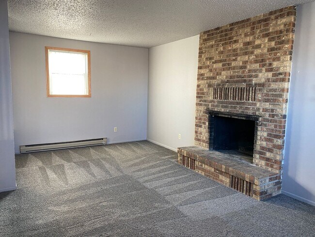 Building Photo - Beautiful, Spacious 3 bed Condo