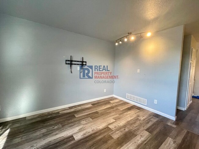 Building Photo - 805 Summer Dr