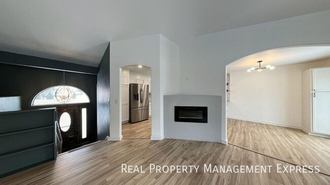 Building Photo - Spacious 4BR, 2BA Gem with Fireplace and O...