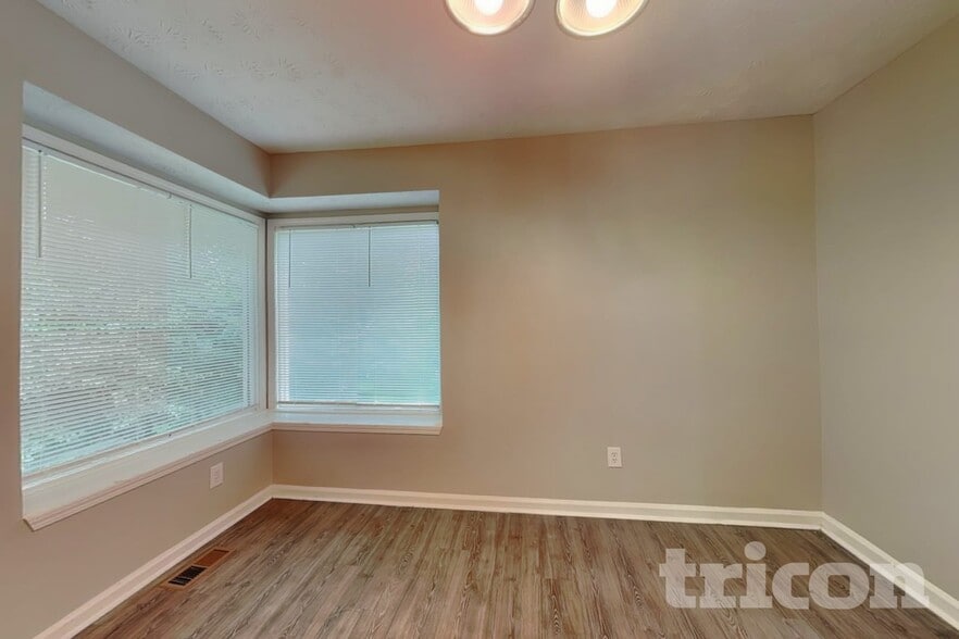 Building Photo - 1515 Olde Oak Dr