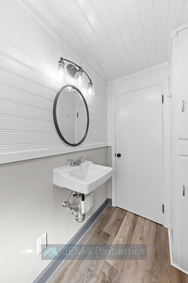 Building Photo - 503 E 8th St