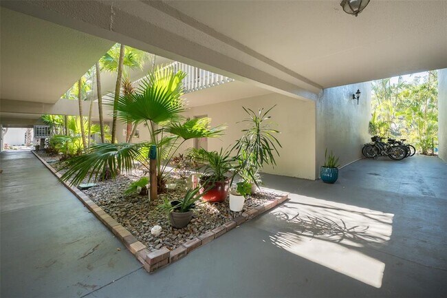 Building Photo - 3360 S Osprey Ave