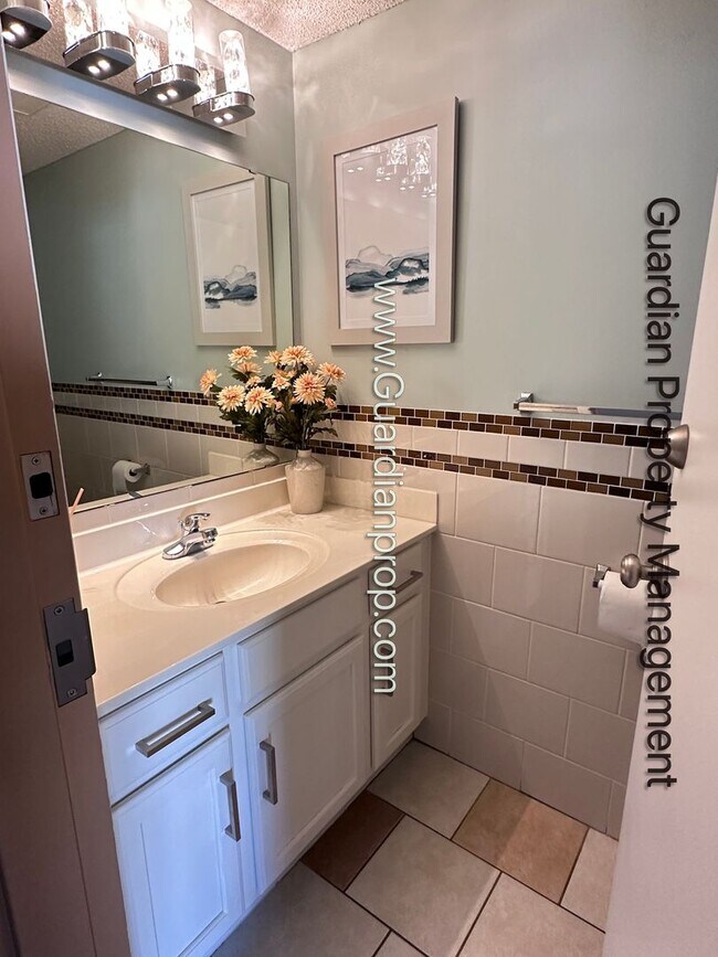 Building Photo - Lakeville End Unit Town Home, 2 Car Garage, Loft, W/D, Walkout Patio