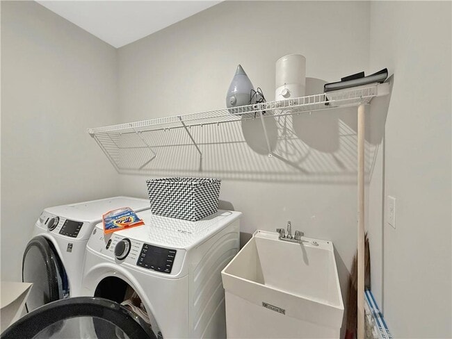 Building Photo - 6030 Stella Dr