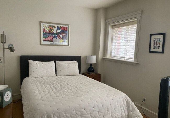 Building Photo - Timeless Queen Anne Condo with Modern Amen...