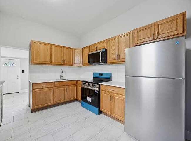 Building Photo - 1343 N Allison St