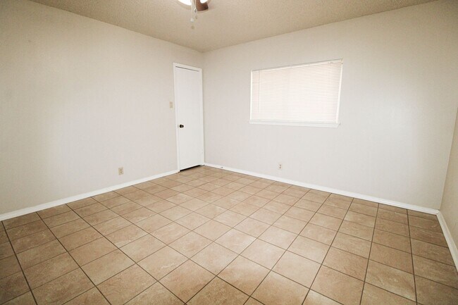 Building Photo - 3223 Tree Grove Dr