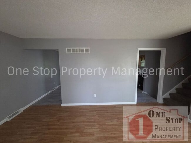 Building Photo - The Perfect 3 bedroom/2 bathroom home in Grandview, MO!