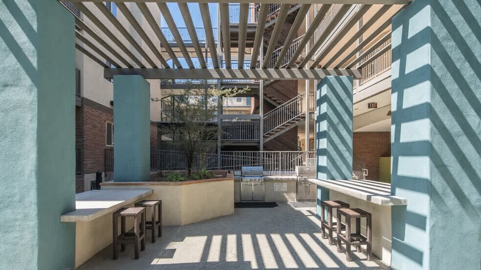 Building Photo - 1275 E University Dr