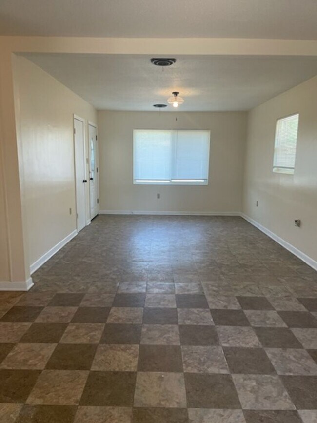 Building Photo - Clean, Move in Ready 4 Bedroom Home