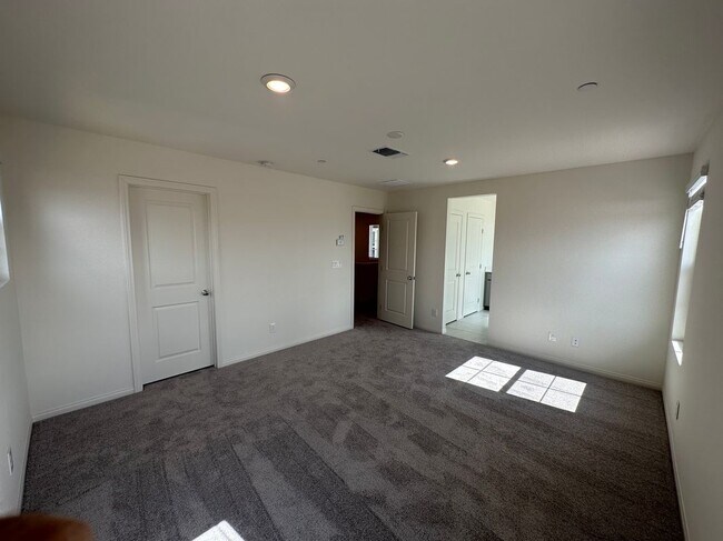 Building Photo - 2325 Teatro Ave